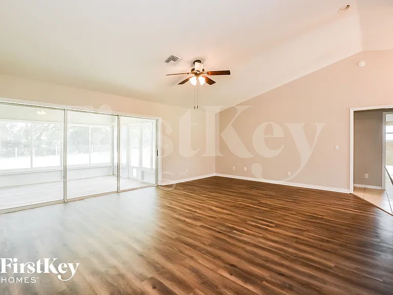 207 Shannon Ln — Photo 3