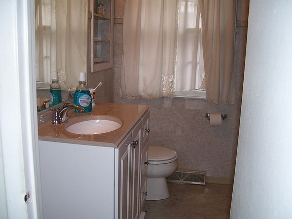 4th image of 108 Newcomb Ct