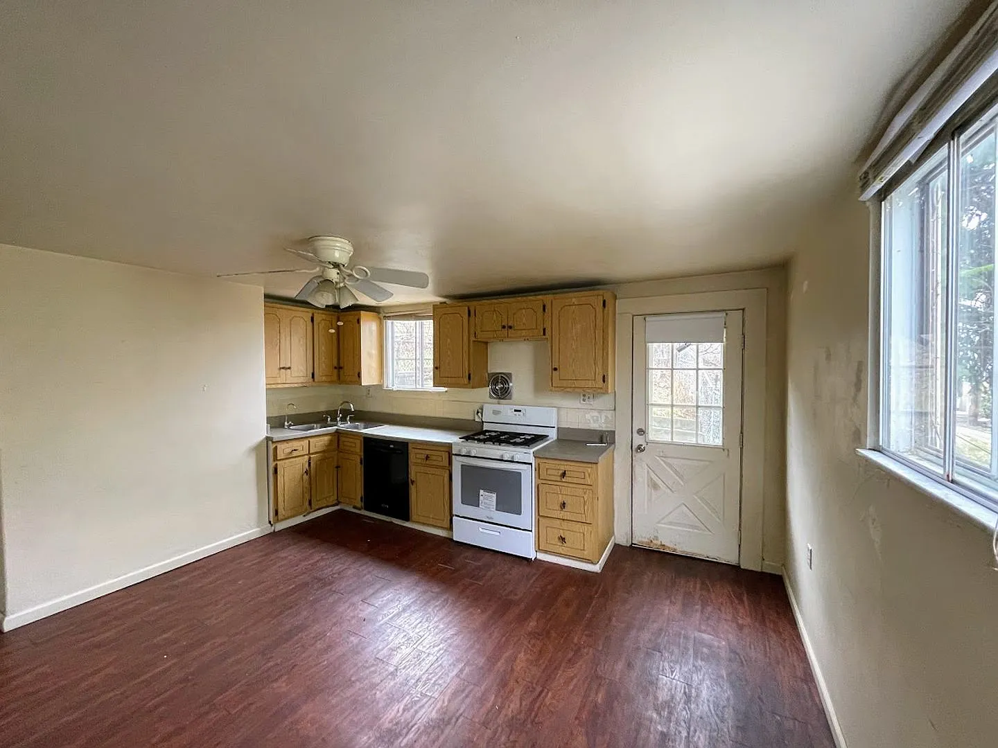 2 Bed, 1 Bath Home in Greenfield - Convenient Location, Laundry Included - Available Now! — Photo 3
