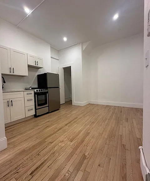 246 W 4th St #2R — Photo 1