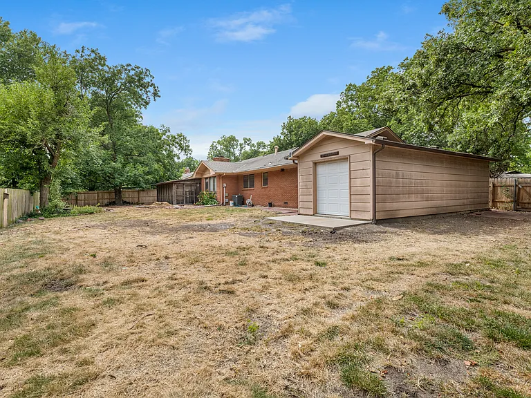 900 N Saint James Pl — Photo 2