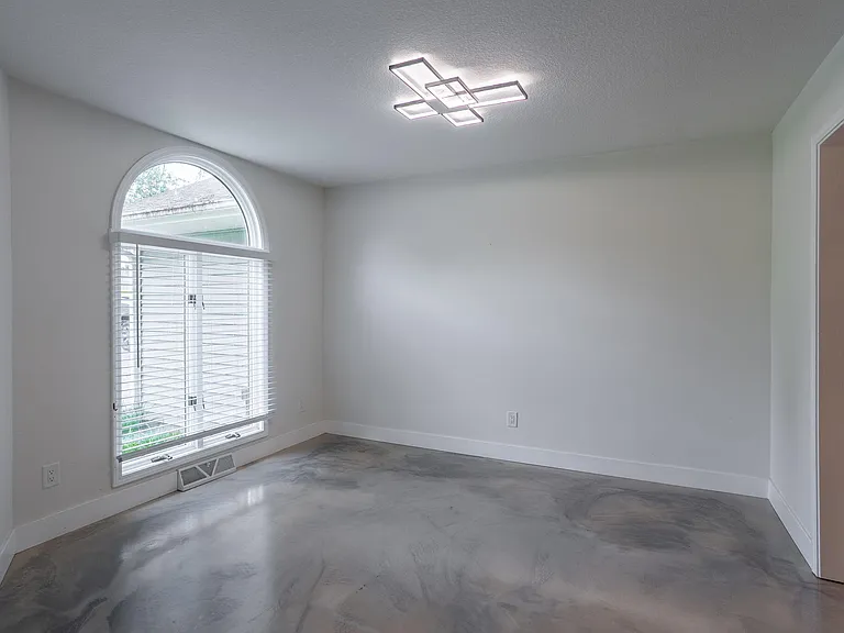 2301 Grant Ln — Photo 5
