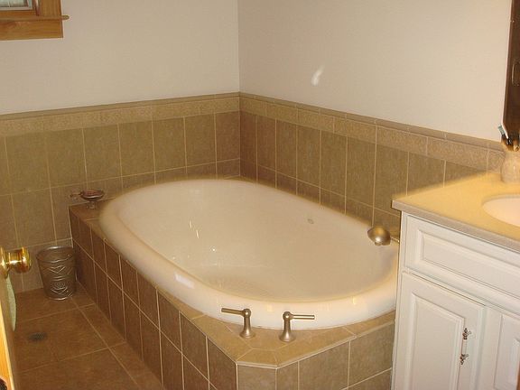 4th image of 216 Jensen Ave