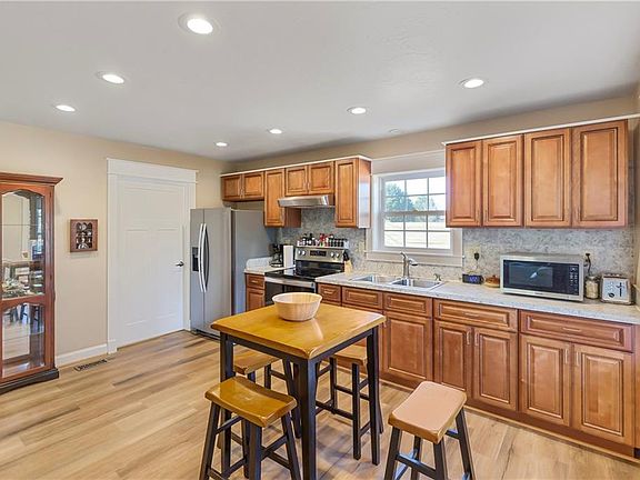 3rd image of 931 Dogwood Ln