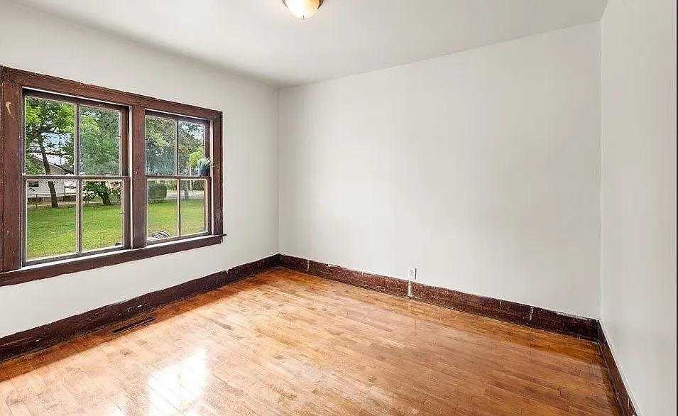 126 E Gardner St — Photo 4