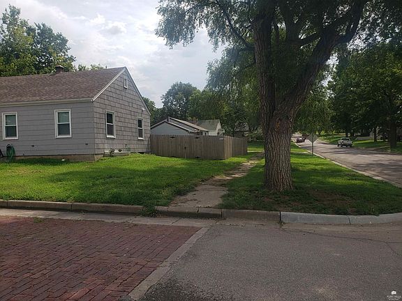 3rd image of 906 10th St
