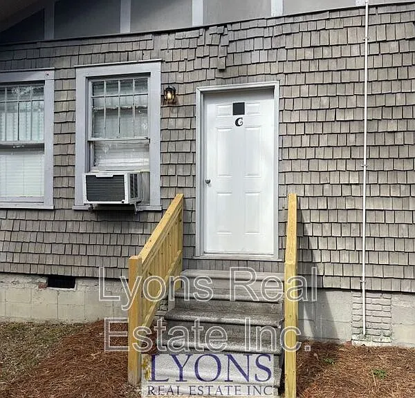 205 E College St #C — Photo 2