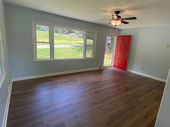 3rd image of 502 Greenbriar Dr