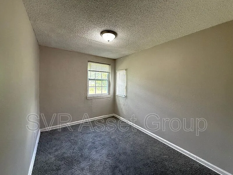 3 bed, 1.0 bath, 1452 sqft, $1,350 — Photo 2