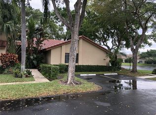 645 Lake Point Ln, Deerfield Beach, FL 33442
