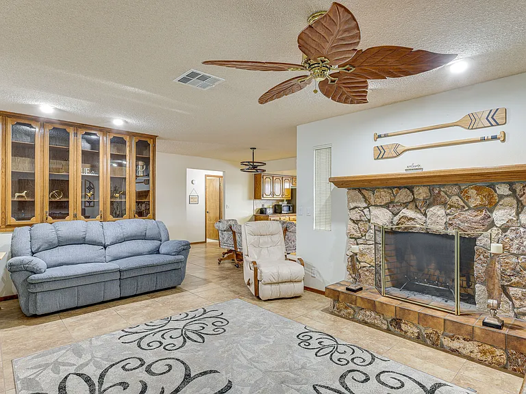 2400 Baron Dr — Photo 17