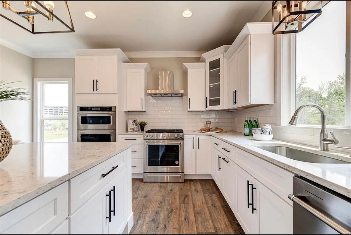 4 bed, 2.5 bath, 2200 sqft, $4,000 — Photo 4