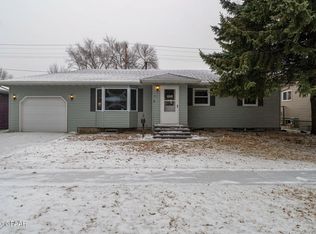 911 S 19th St, Grand Forks, ND 58201