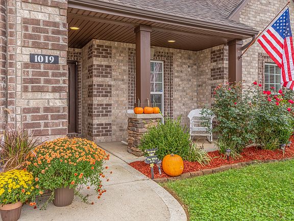 3rd image of 1019 Azalea Ct S