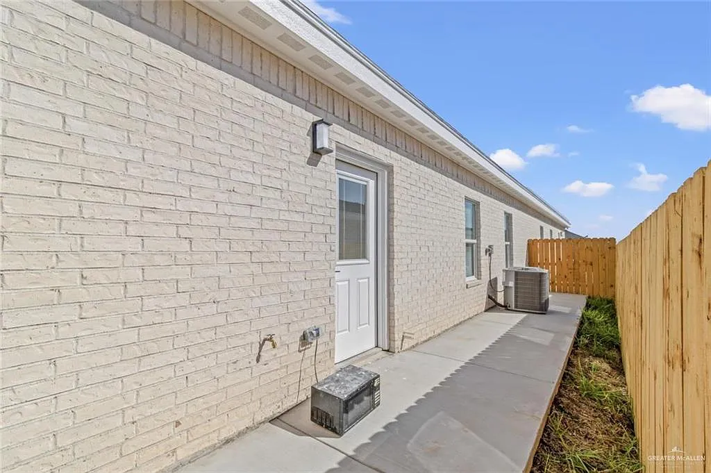 3 bed, 2.0 bath, 1195 sqft, $1,375 — Photo 2