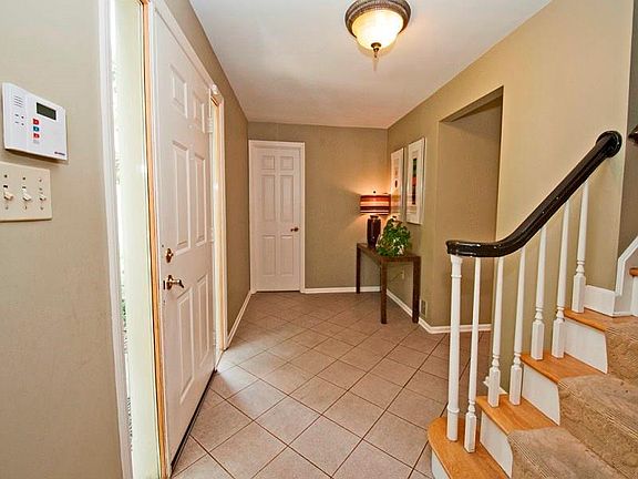 3rd image of 320 Cornwall Dr