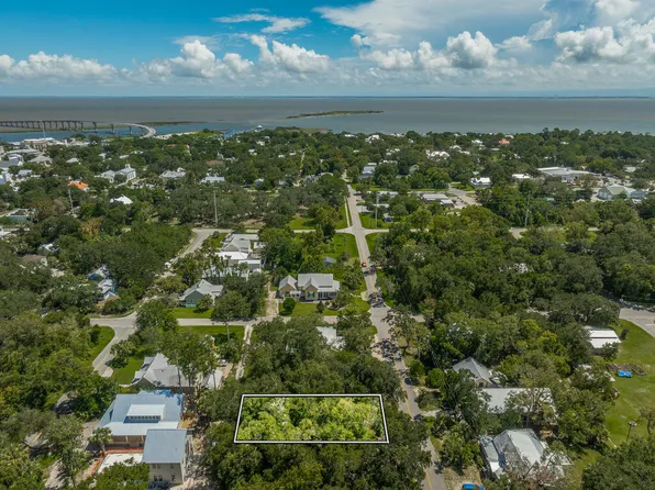 131 8th St, Apalachicola, FL 32320