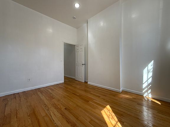 5th image of 31 Somers St APT 1