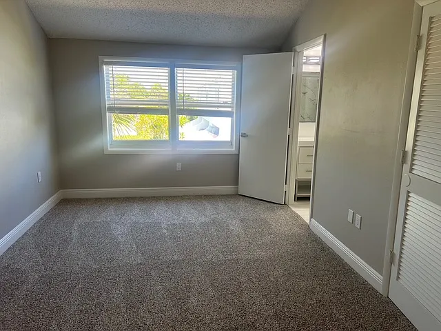 1000 Shorewinds Dr — Photo 8