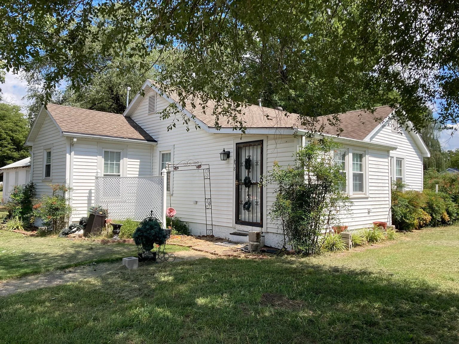 2 bed, 1020 sqft, $850 — Photo 1