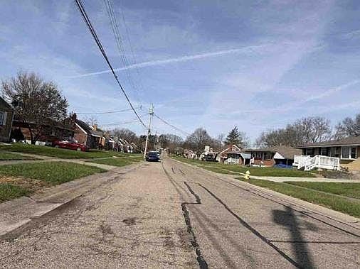 5th image of 3329 Alexis Rd