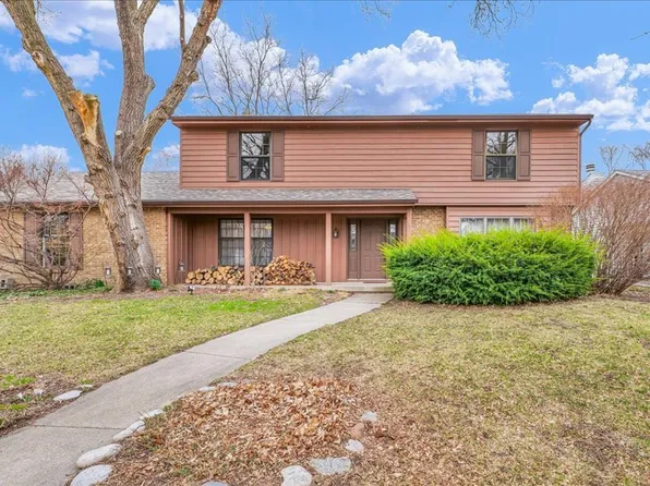 2810 Prairie Meadow Dr, Champaign, IL 61822