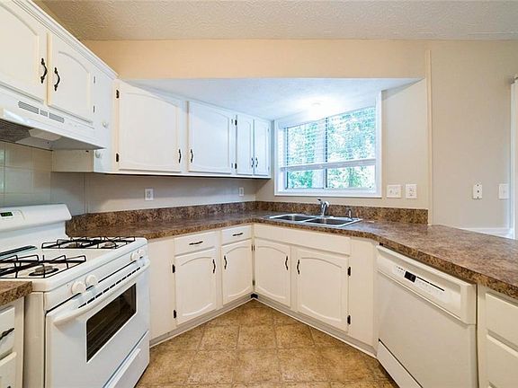 2nd image of 1320 Charter Oaks Ln