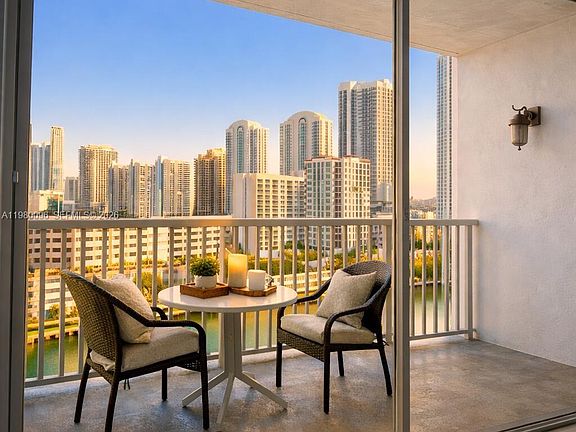 3rd image of 300 Bayview Dr APT 1107