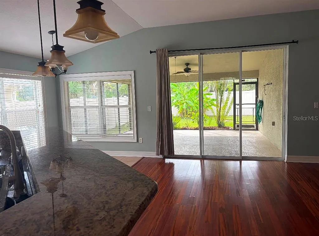 3 bed, 2.0 bath, 1924 sqft, $2,700 — Photo 2