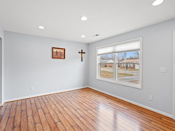 4th image of 40 Plymouth Ln
