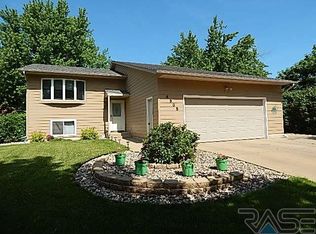 4905 S Baneberry Dr, Sioux Falls, SD 57106