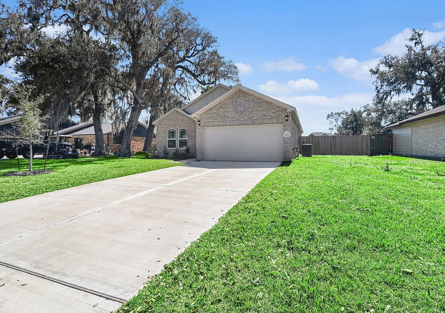 Columbia Lakes 4 bedroom/2 bath on an oversized 75' lot!! — Photo 2