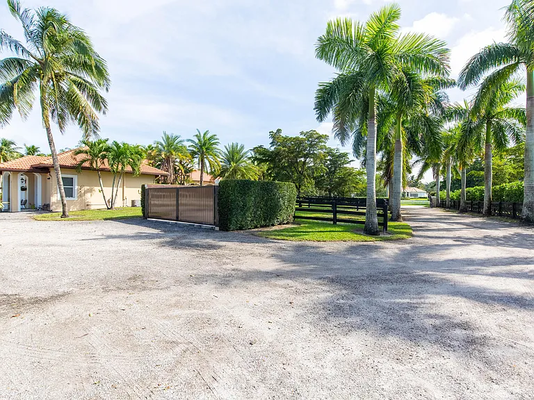 14943 Paddock Dr — Photo 35
