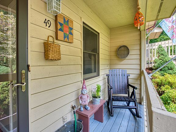 5th image of 49 Villa Ct