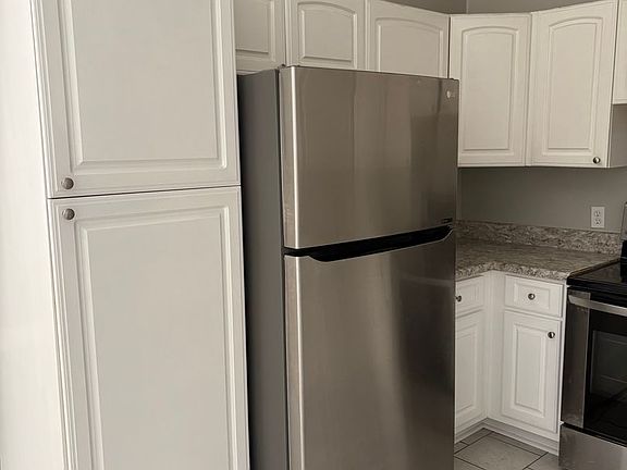 4th image of 122 Stewart Ct