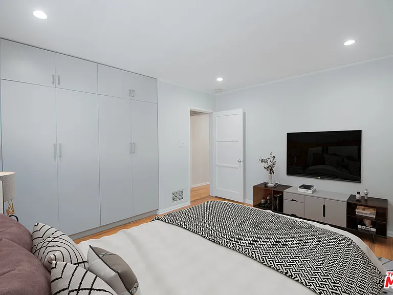 8563 Holloway Dr #3/4 — Photo 2