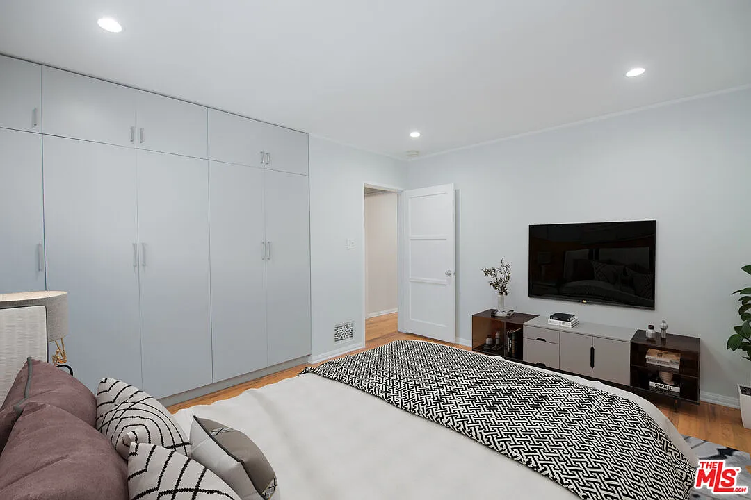 Building Photo - 8563 Holloway Dr #3/4