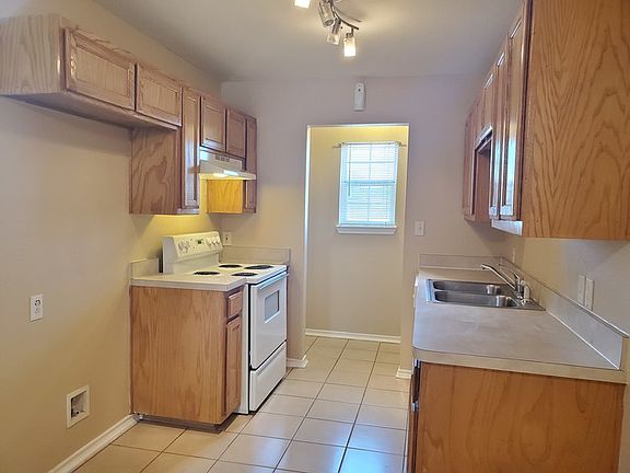 3rd image of 3008 Comanche Ave
