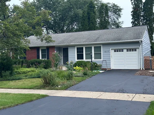 1517 N Kennicott Ave, Arlington Heights, IL 60004