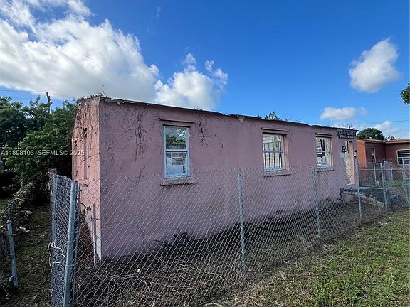 2nd image of 2122 Dewey St