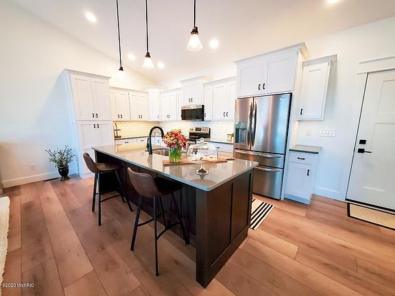5th image of 266 E Bacon St #3
