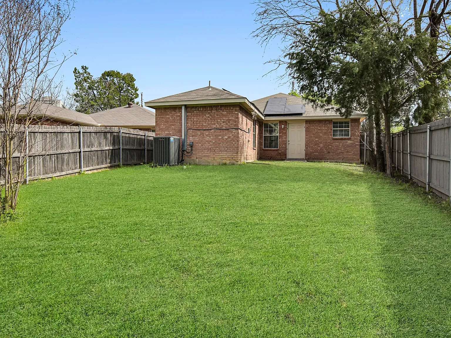 3 bed, 2.0 bath, 1306 sqft, $2,500 — Photo 2