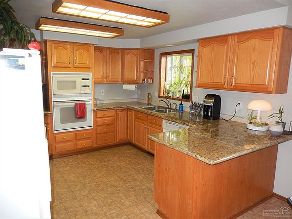 3rd image of 807 NE Hillside Ct