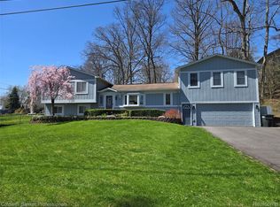 5885 Rockcroft Blvd, Clarkston, MI
