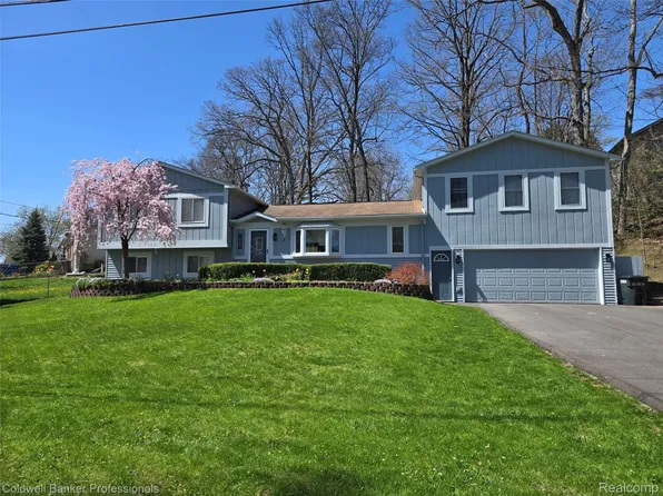 5885 Rockcroft Blvd, Clarkston, MI 48346