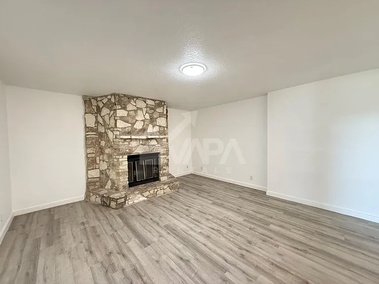 2706 Lakebriar St — Photo 10