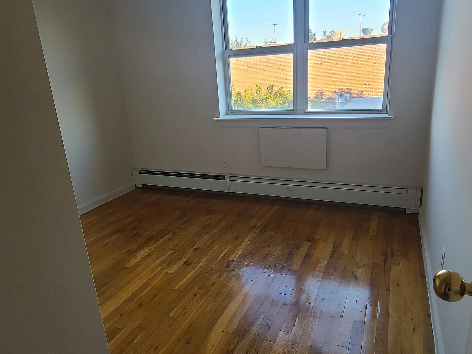 25-20 Crescent Street — Photo 4