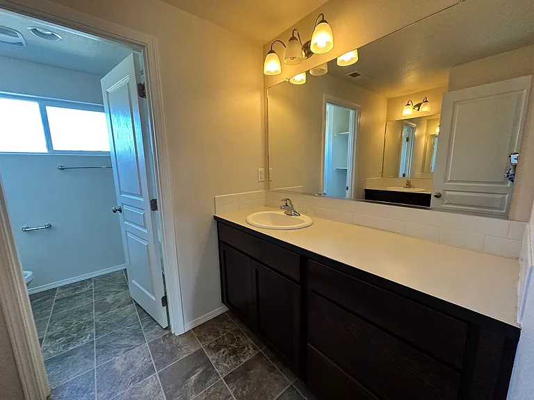 533 Derby St SE — Photo 15