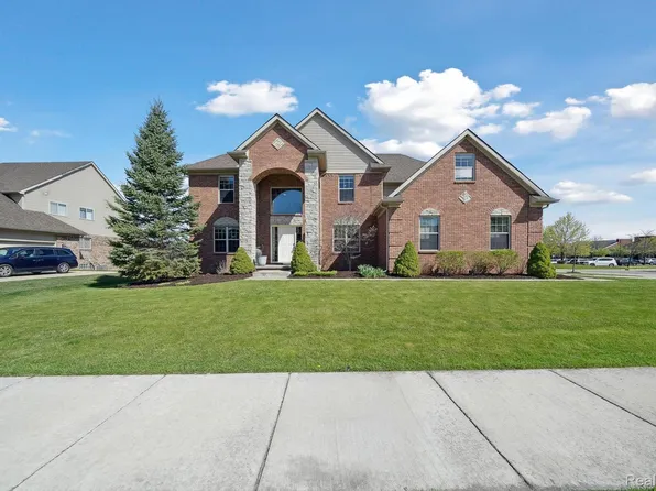 54210 Birchwood Dr, South Lyon, MI 48178