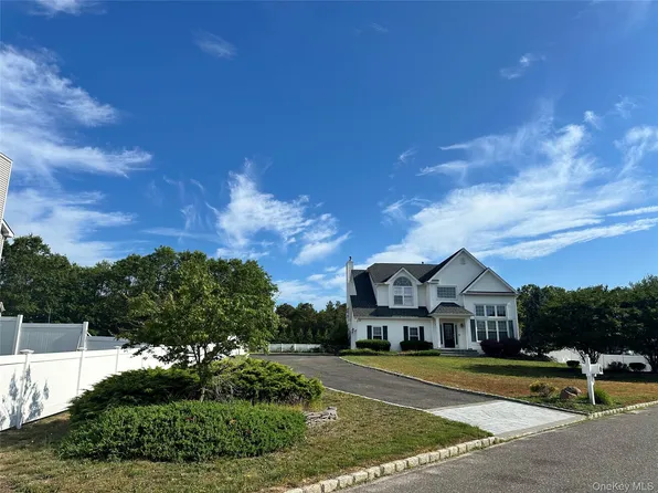 3 Camden Court, Medford, NY 11763